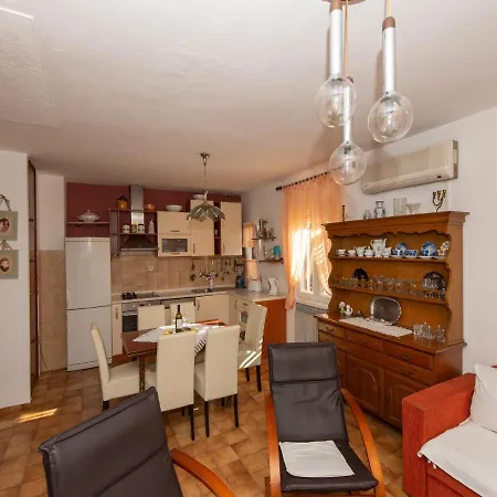 Apartment Three Bedroom Vice - Ae1450